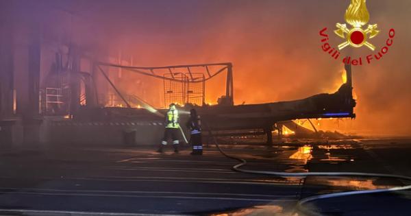 Vasto incendio a Milano, per precauzione anche giovedì finestre chiuse