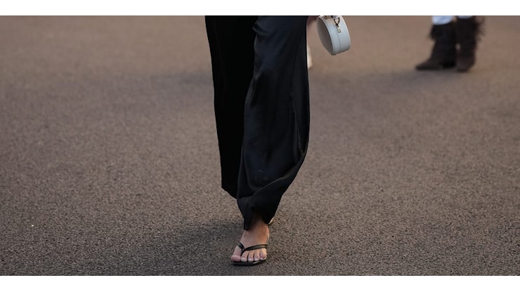 Le infradito stanno (ri)conquistando la città e da Zara si trovano (perfette) a meno di 30 euro - ELLE