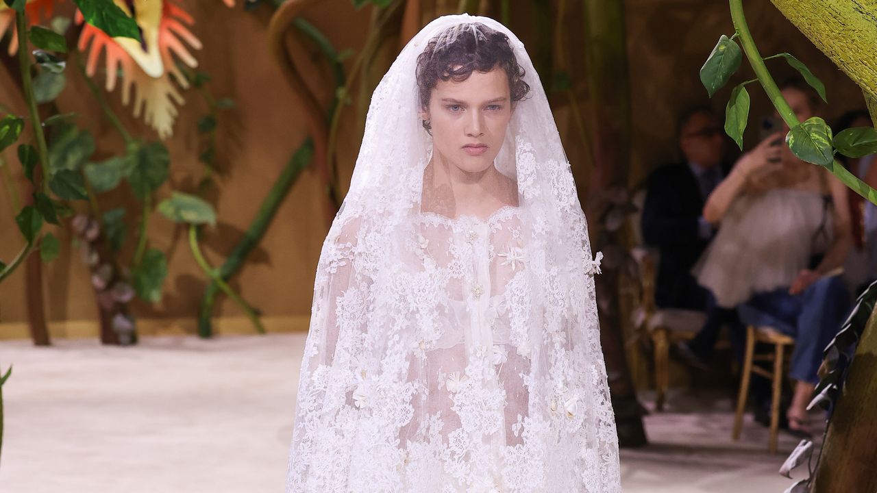 L'abito da sposa Chanel alla sfilata Haute Couture autunno inverno 2026 2027 racconta la moderna eroina delle fiabe