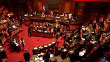 M5s occupa banchi Aula Senato per caso Delmastro, esposti i cartelli Fuori le chat