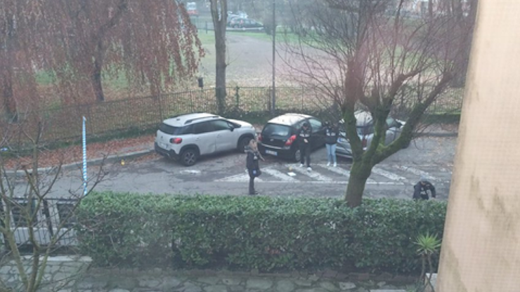 Milano, spari in strada all'alba al Qt8, a far fuoco una guardia giurata: «Un uomo ha cercato di strapparmi il cellulare» - Corriere Milano