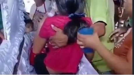 Guatemala, 15enne creduta morta si risveglia nella bara durante il funerale