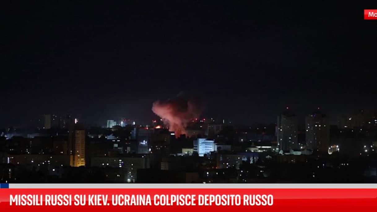 Notte di fuoco su Kiev: raffica di missili russi, colpita anche una nave turca nel Mar Nero