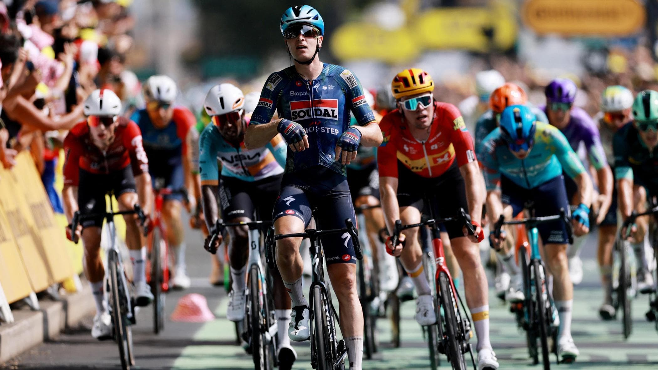 Tour, a Bordeaux volata vincente del belga Merlier. Pogacar tiene senza problemi la maglia gialla
