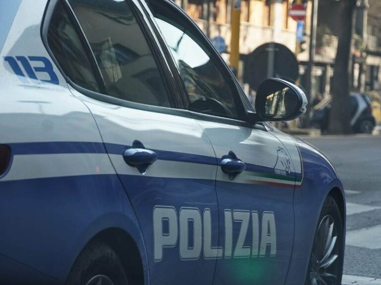 Sequestra una coppia in casa con due coltelli e palpeggia la donna: arrestato 31enne