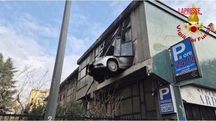 Milano, 84enne sbaglia manovra e sfonda garage: il video dell'automobile incastrata a 8 metri di altezza - Corriere Tv
