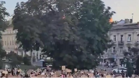 Kyev scende in piazza contro Zelensky: le immagini della protesta in tempo di guerra