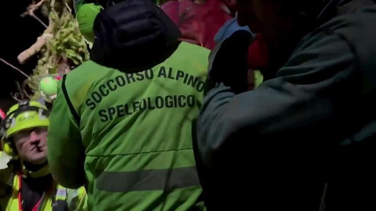 Cuneo, speleologo incastrato in una grotta a 120 metri di profondità: in azione il Soccorso alpino - Tgcom24