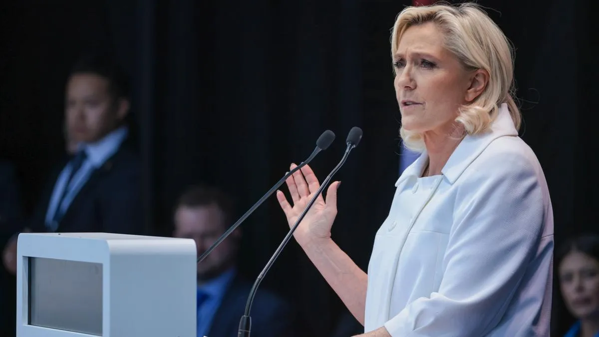 Le Pen in corsa per l’Eliseo (col braccialetto) batterà la Lagarde?