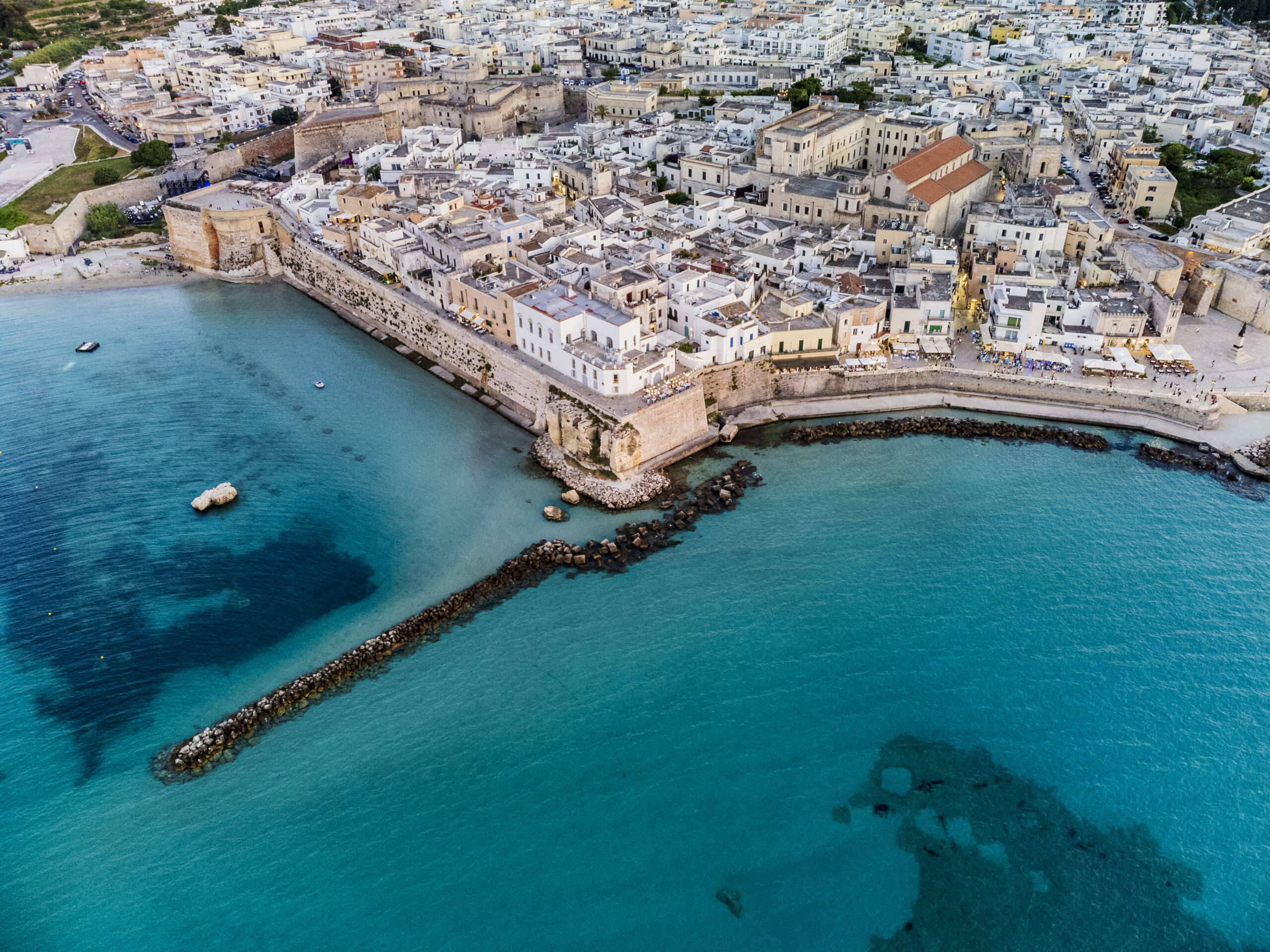 Tragedia a Otranto: muore salvando i figli dal mare mosso