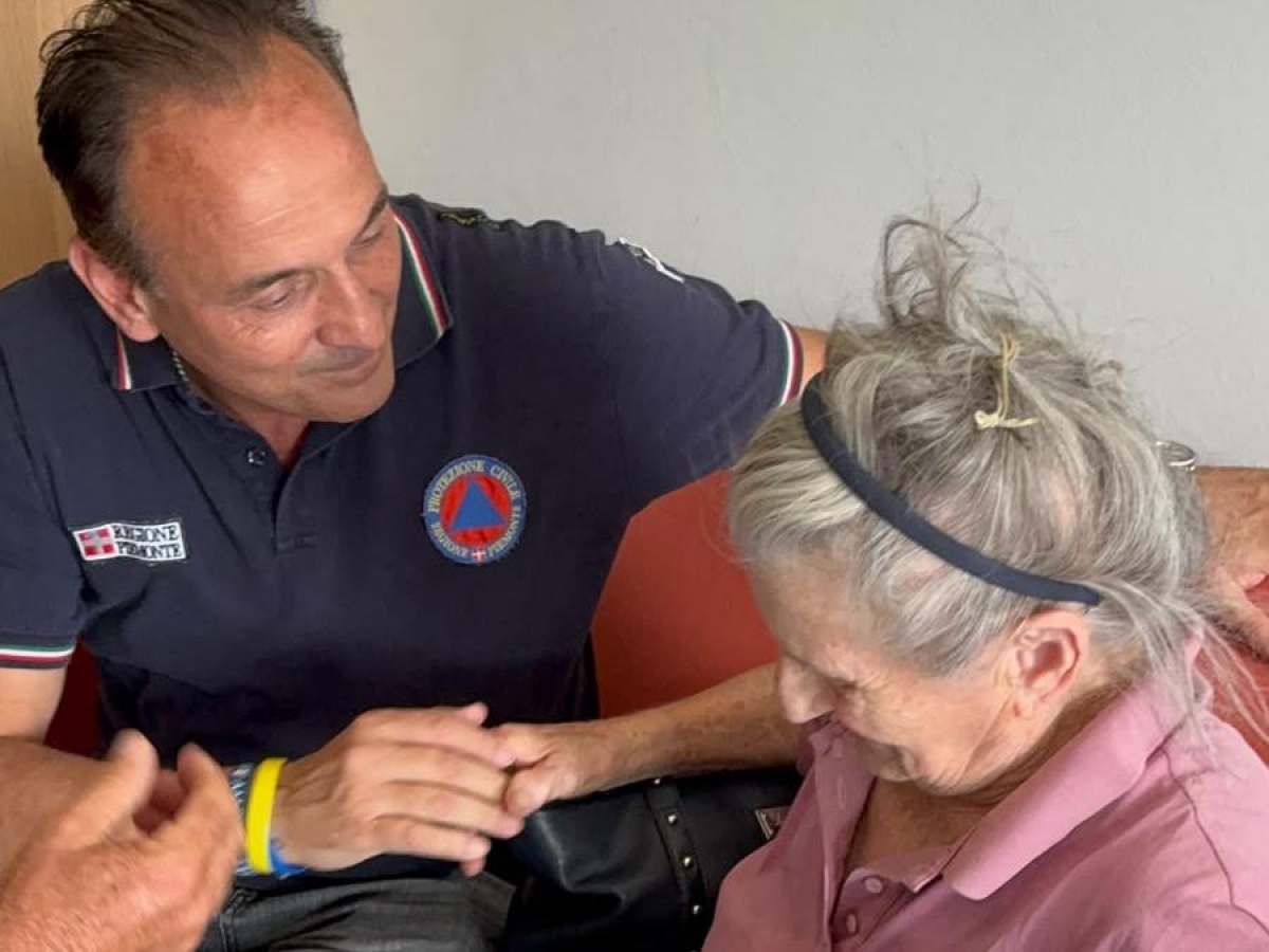 Tra gli sfollati di Colloro: «Non abbiamo mai visto un incendio così grande. Le fiamme correvano veloci, puntavano dritto verso le case»