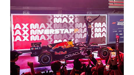 F1 Singapore, Verstappen domina ma rischia al via: Kimi sul podio