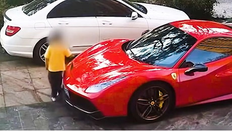 Bimbi trasformano una Ferrari in uno scivolo: 4 mila euro di danni, il proprietario chiede il risarcimento ai genitori